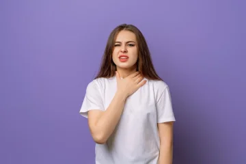 Čím je způsobeno škrábání v krku u vapování?