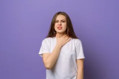 Čím je způsobeno škrábání v krku u vapování?