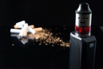 Vapování vs. kouření: Která volba je bezpečnější?