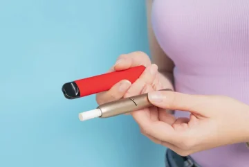 Jaké jsou rozdíly mezi vapováním a nahřívaným tabákem