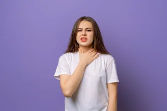 Čím je způsobeno škrábání v krku u vapování?